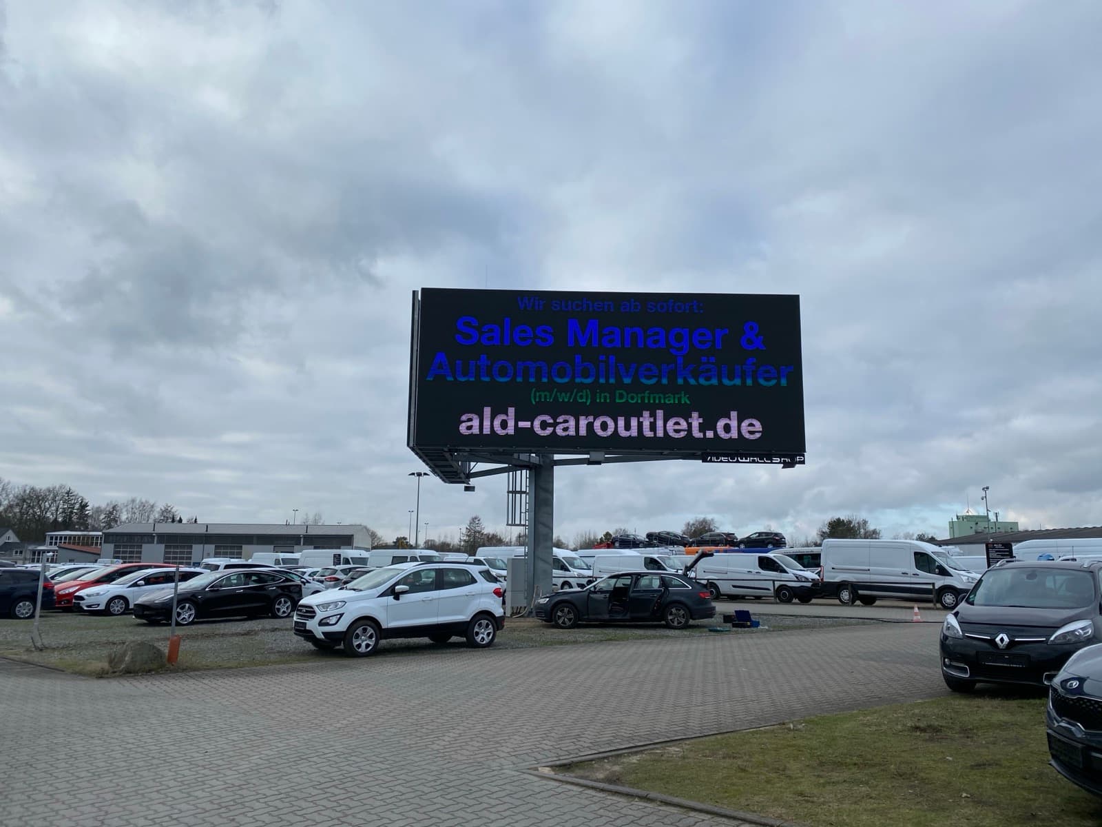 ALD-Werbewand aus der Distanz an der Verkehrsachse