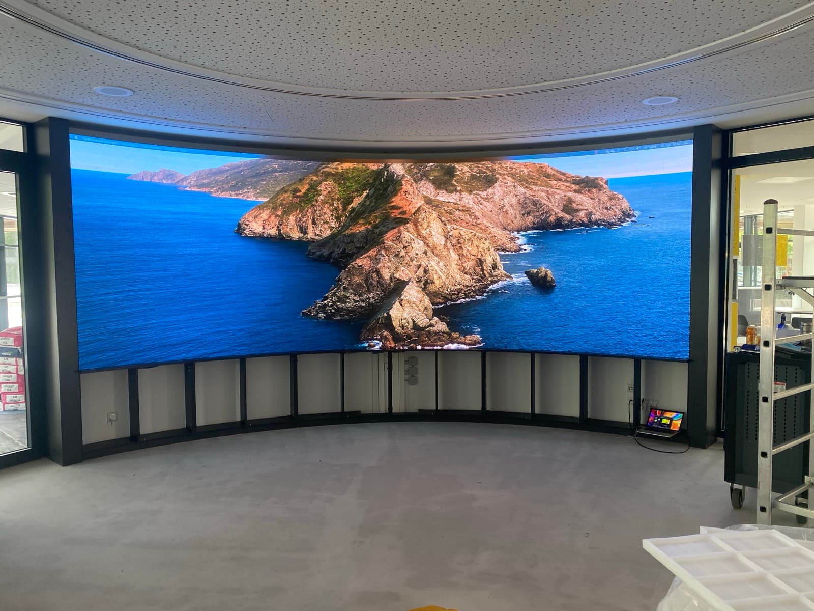 UKBS Bergkamen — halbrunde immersive LED-Wand
